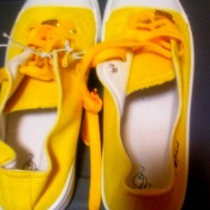 Tennis shoes